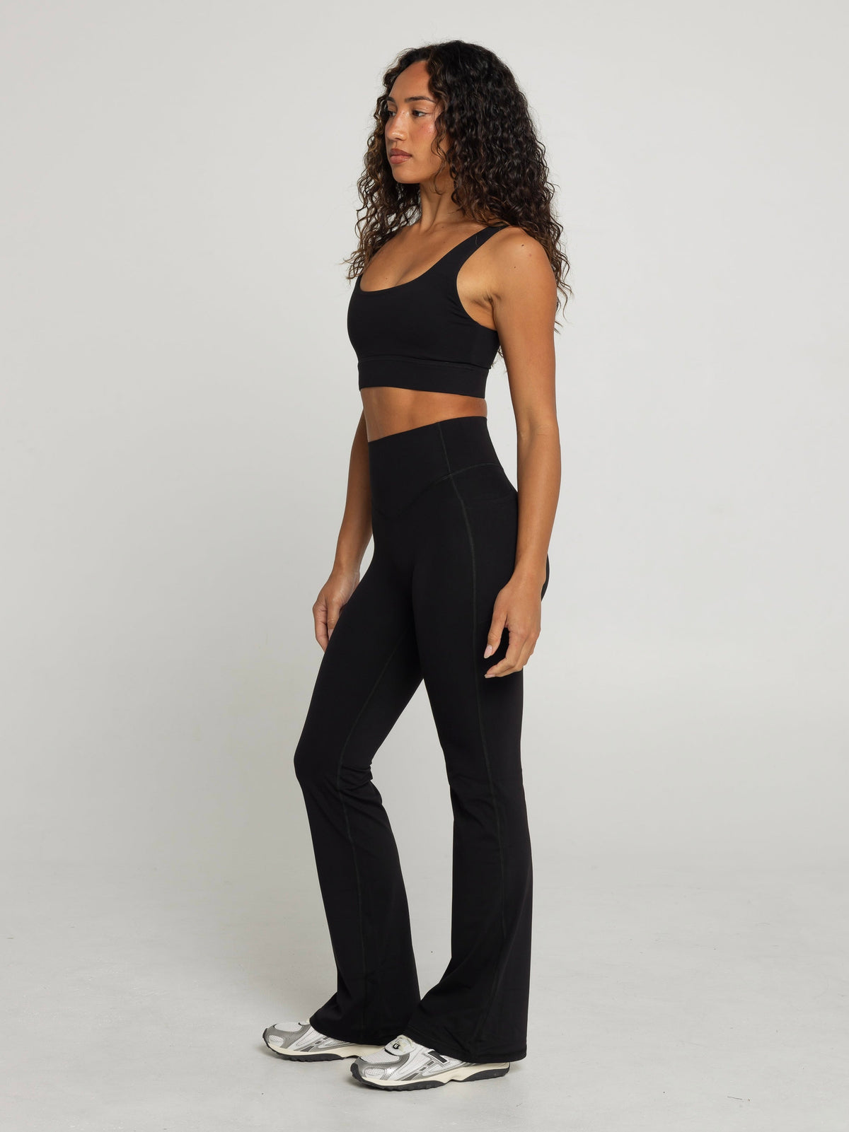 UNIFORM POCKET FLARE LEGGINGS - BLACK