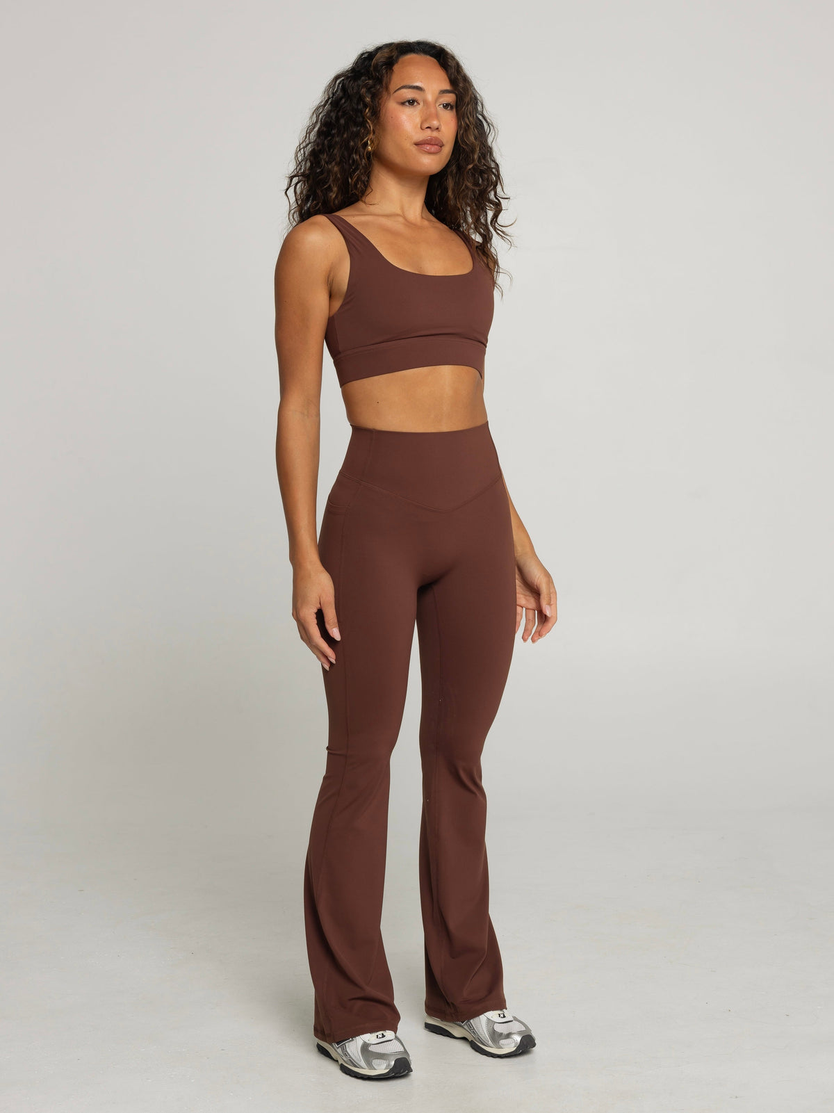UNIFORM POCKET FLARE LEGGINGS - CHOCOLATE