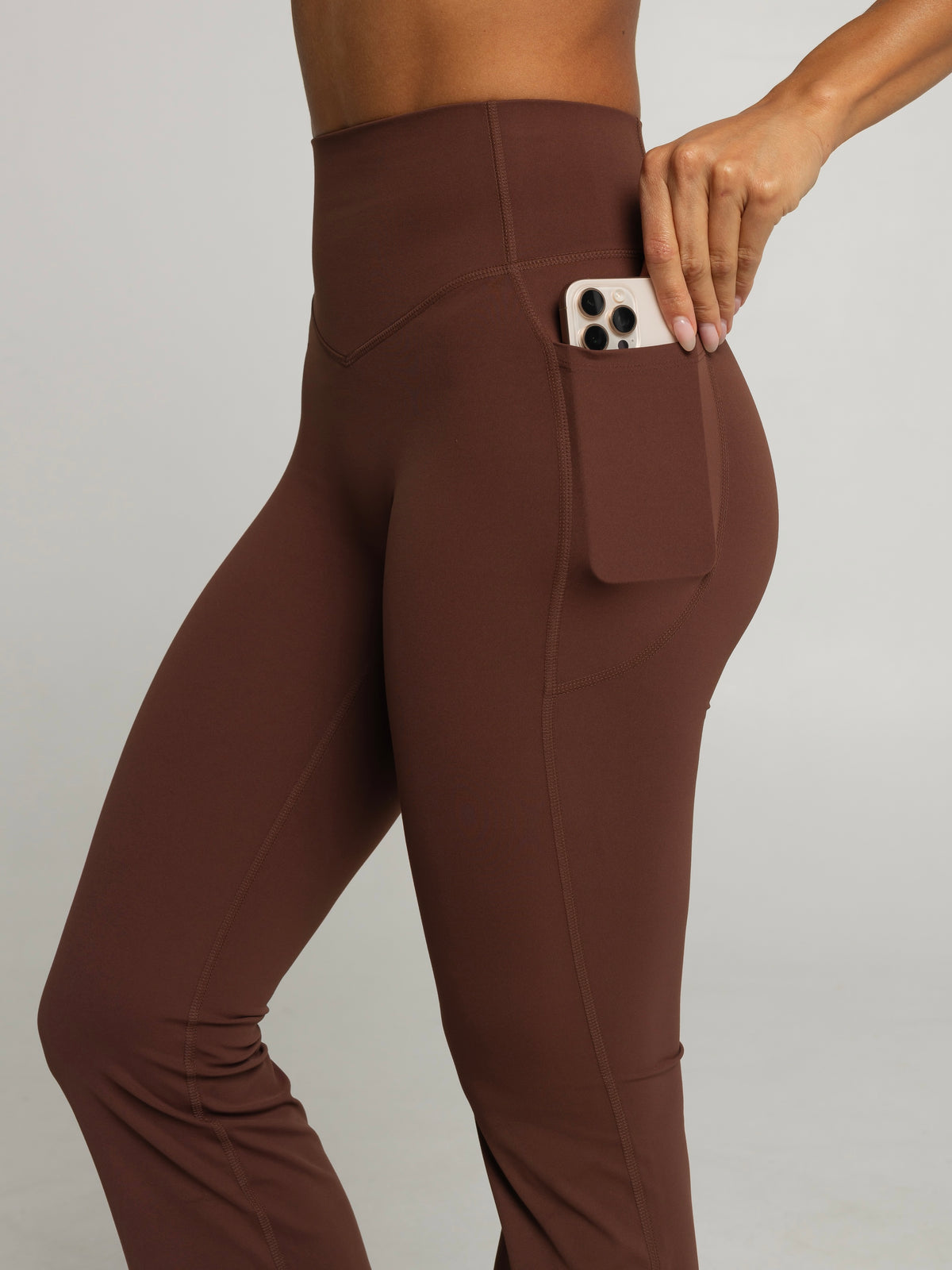 UNIFORM POCKET FLARE LEGGINGS - CHOCOLATE