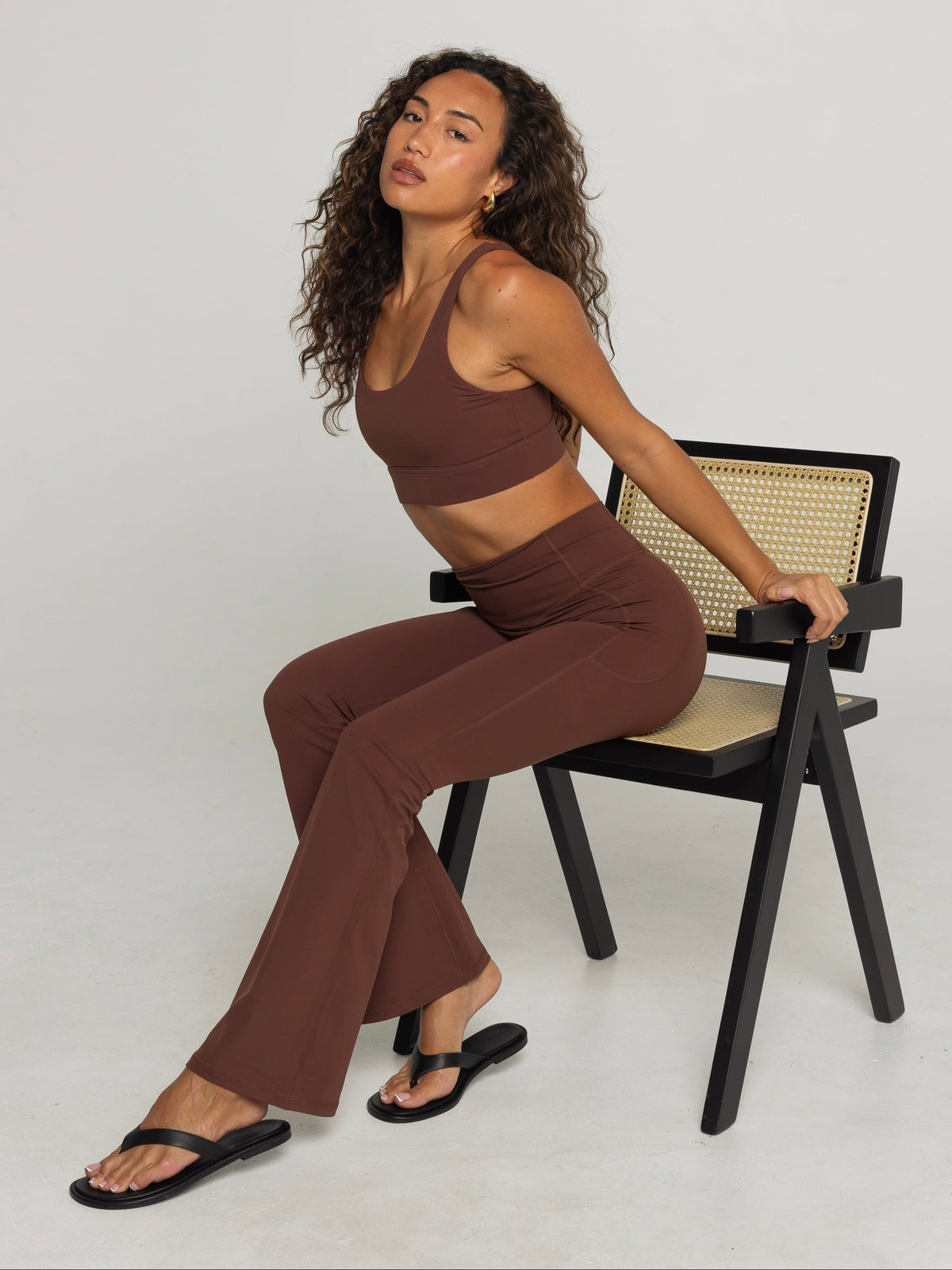 UNIFORM POCKET FLARE LEGGINGS - CHOCOLATE