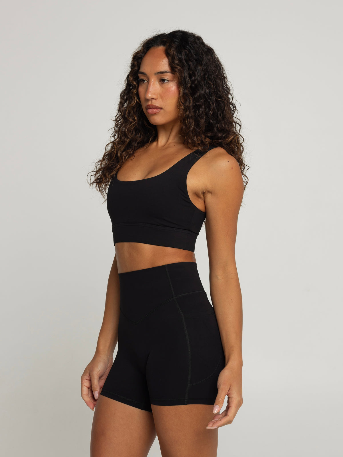 UNIFORM SCOOP BRA - BLACK