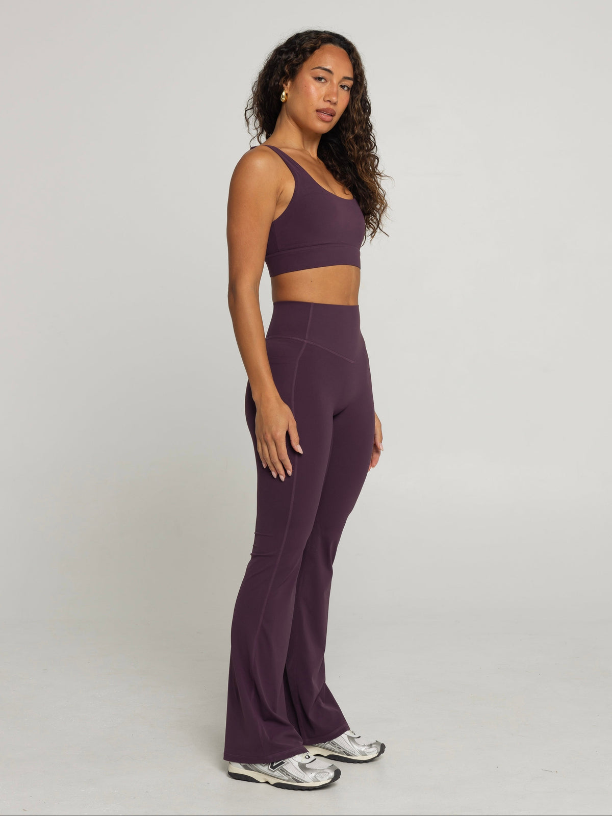 UNIFORM POCKET FLARE LEGGINGS - PLUM