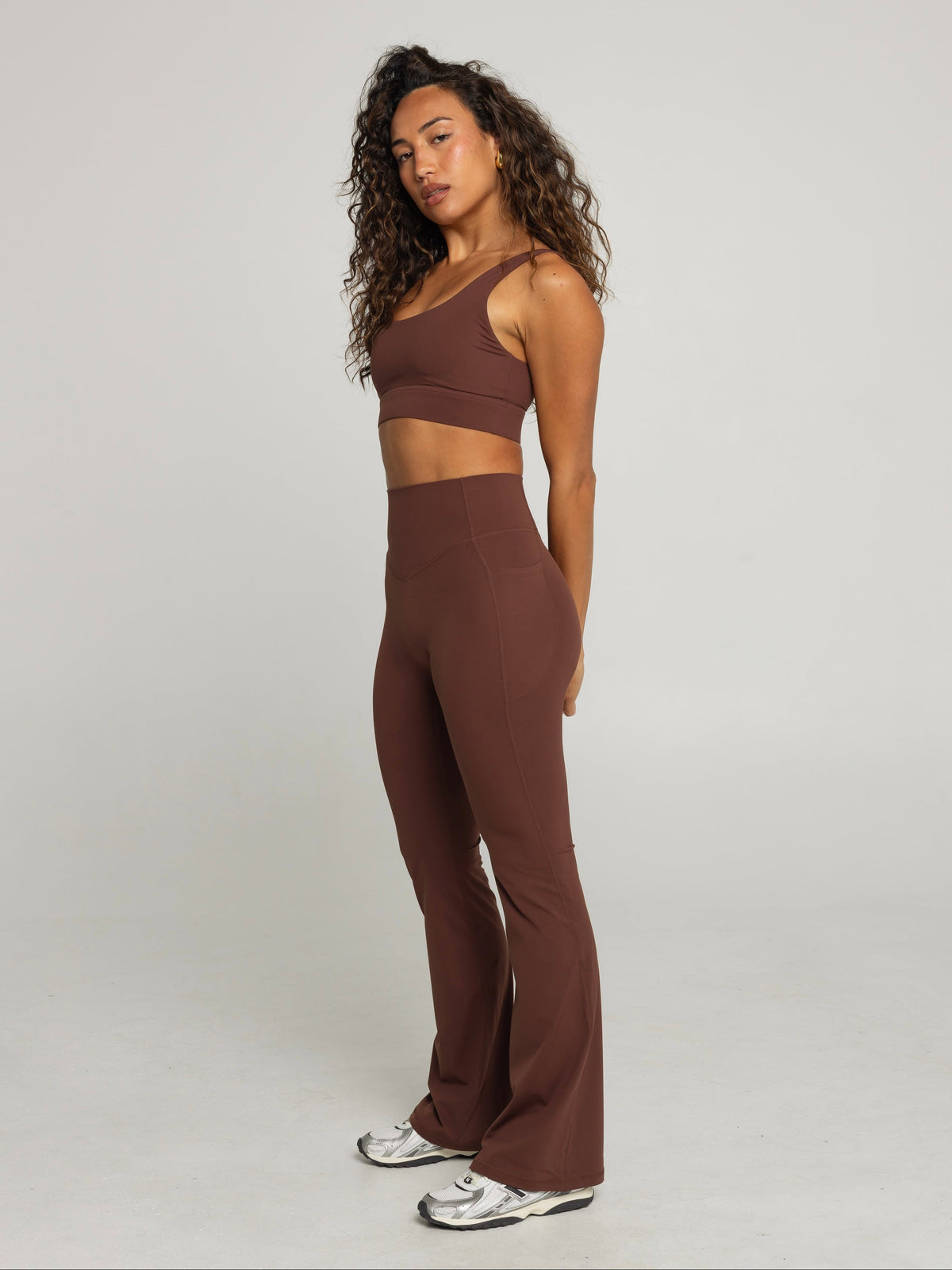 UNIFORM POCKET FLARE LEGGINGS - CHOCOLATE