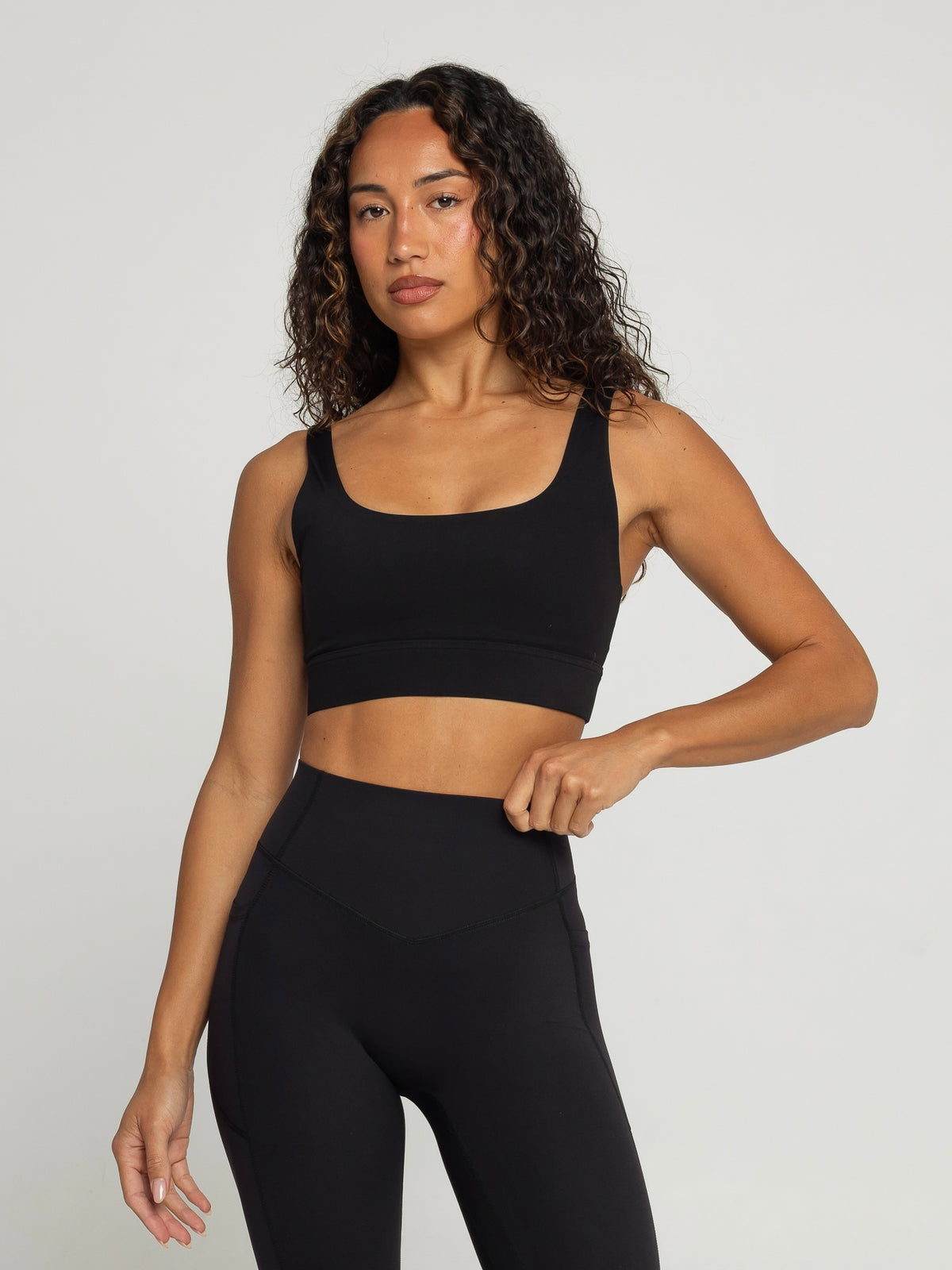 UNIFORM SCOOP BRA - BLACK